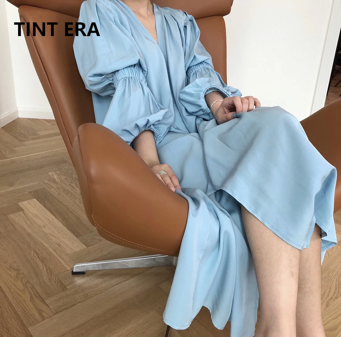 

Оттенок ERA Весна французский температура era материалы и модный Тенсел с v-образным вырезом платье с талией тонкое платье с рукавами-фонарика...