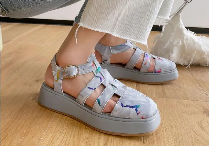 

Ins/Лидер продаж, женские в римском стиле серого цвета с ярким рисунком выдалбливают, толстая подошва, сандалии на платформе, женские круглый носок; Каблук 4 см; Ботинки на танкетке на каждый день