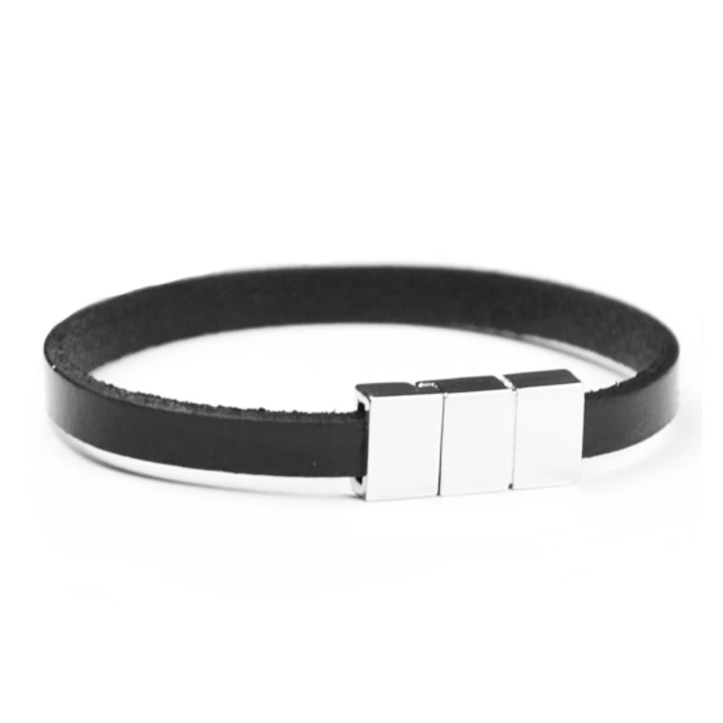 Очаровательный браслет из натуральной кожи серебряного цвета с пряжкой и