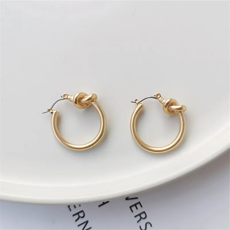 Винтажные металлические матовые золотые серьги темпераментные простые