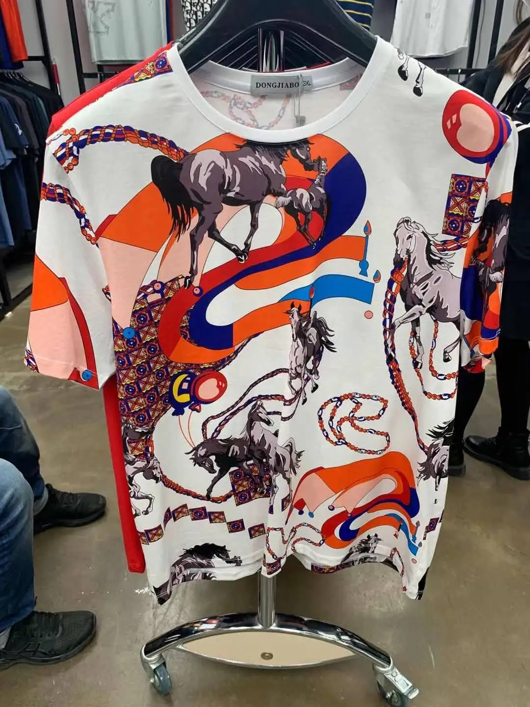

И LK2107Fashion футболки 2021 взлетно-посадочной класса люкс от известного бренда, в европейском стиле с короткими рукавами и принтом в виде вечерни...