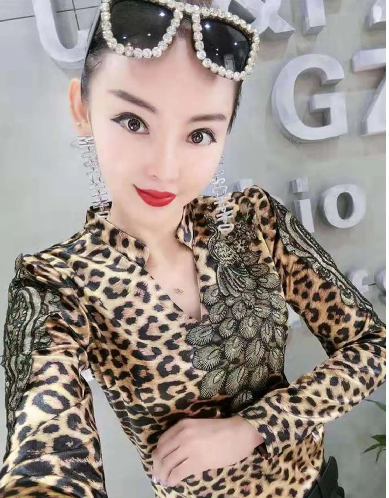 Женская футболка с леопардовым принтом ажурный Леопардовый пуловер длинным рукавом и воротником стойкой