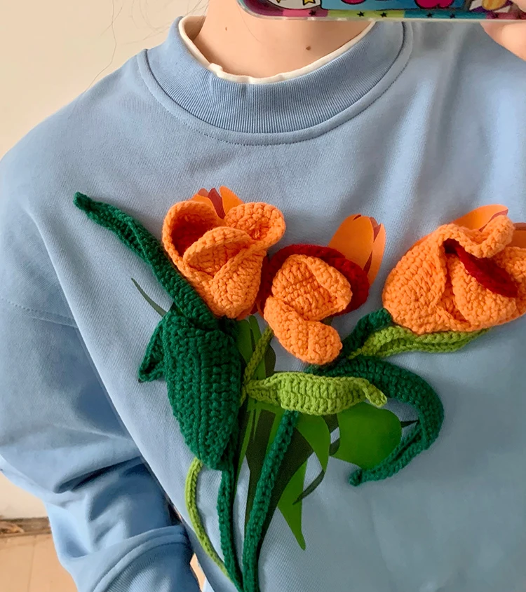 Design sense 2022 spring and autumn new pure hand crochet flower niche tulip series flower fashionable round neck sweater