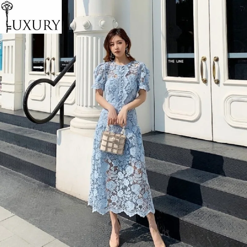 Женское вечернее платье с круглым вырезом кружевное синее до середины икры