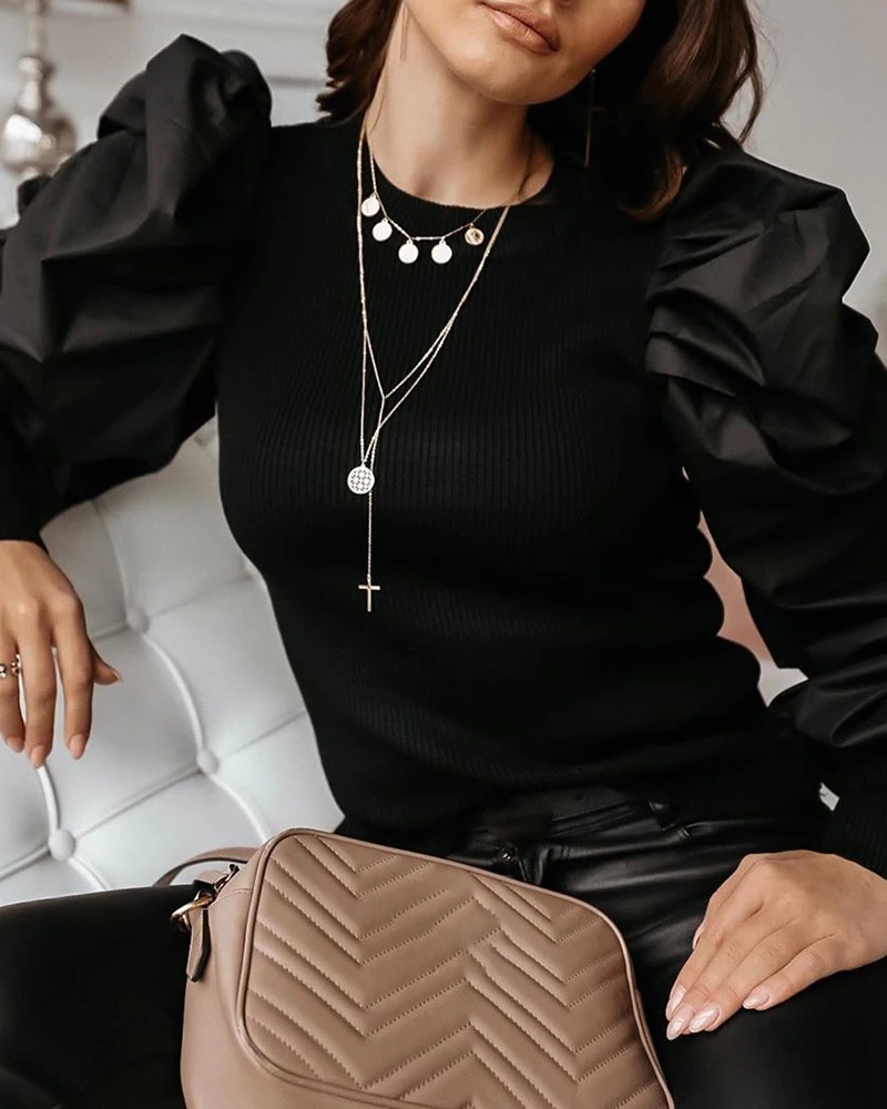 Женская блузка в рубчик с круглым вырезом и пышными рукавами повседневная