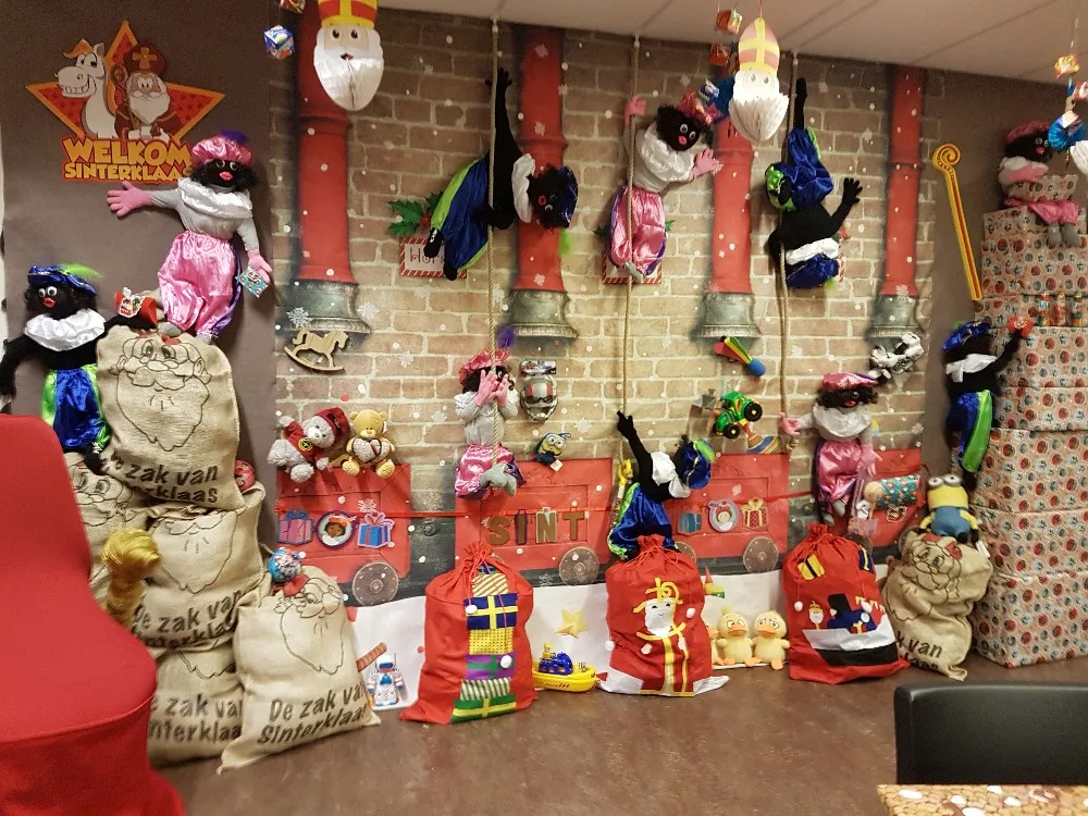 Фон для фотосъемки с изображением игрушечного завода снежного Красного поезда и