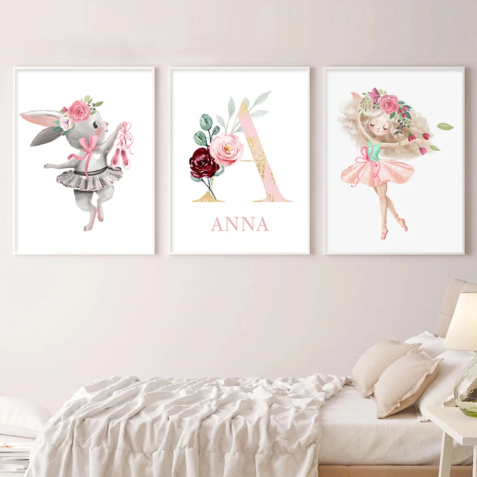 Картина на холсте с изображением кролика в цветочном узоре с персонализированным именем для украшения детской комнаты маленькой девочки.