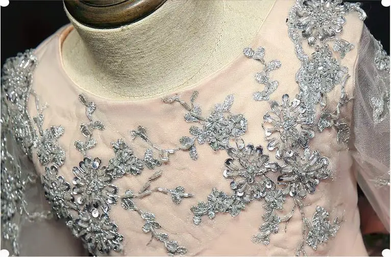 Платье принцессы для первого причастия с цветочной аппликацией детское