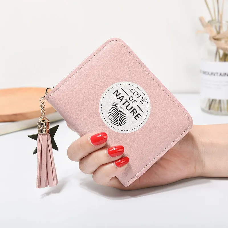 

Модный короткий женский кожаный кошелек в Корейском стиле, милый маленький кошелек с буквенным принтом, новый стильный квадратный Кошелек ...