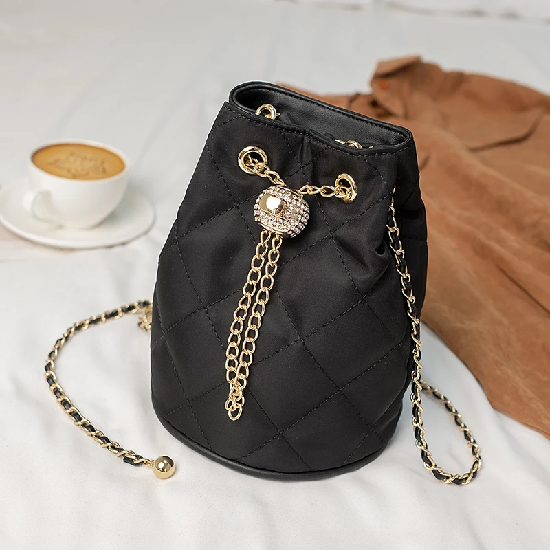 

Сетчатая красная переносная маленькая сумочка с ромбовидным узором и цепочкой, новинка 2021, трендовая Универсальная женская сумка, сумка-ме...