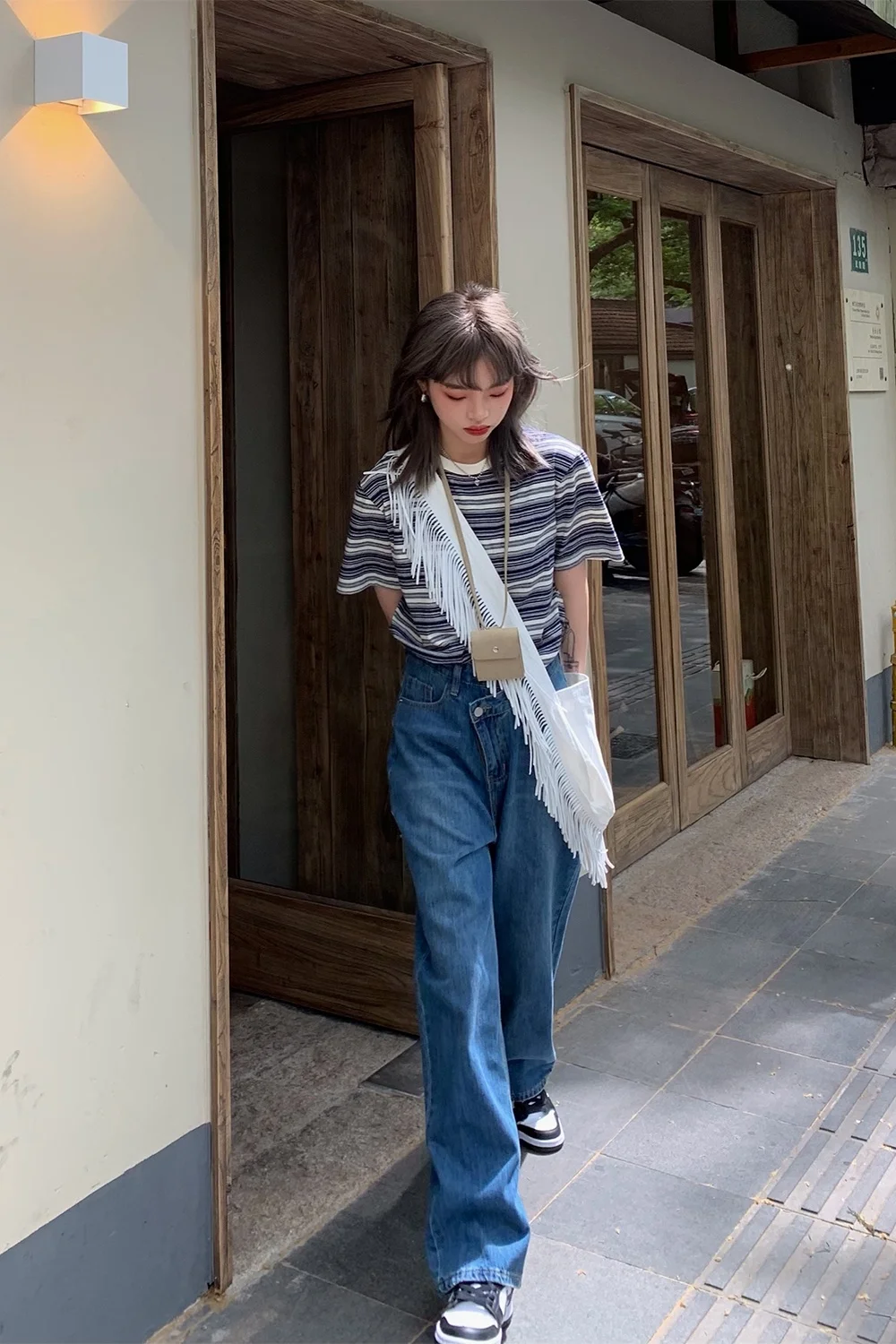 Джинсовые брюки небольшого размера потертые темно-синие джинсы женские