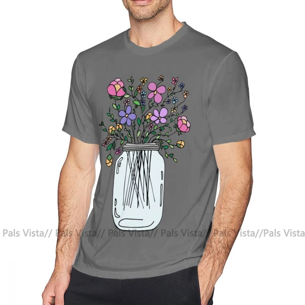 Футболка с цветочным принтом и стеклянная банка завинчивающейся крышкой цветами