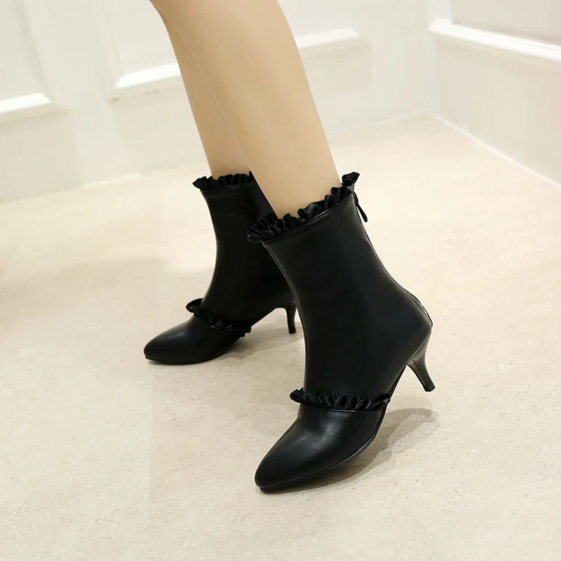 Детские ботинки милые розовые короткие на низком каблуке средней длины шнуровке