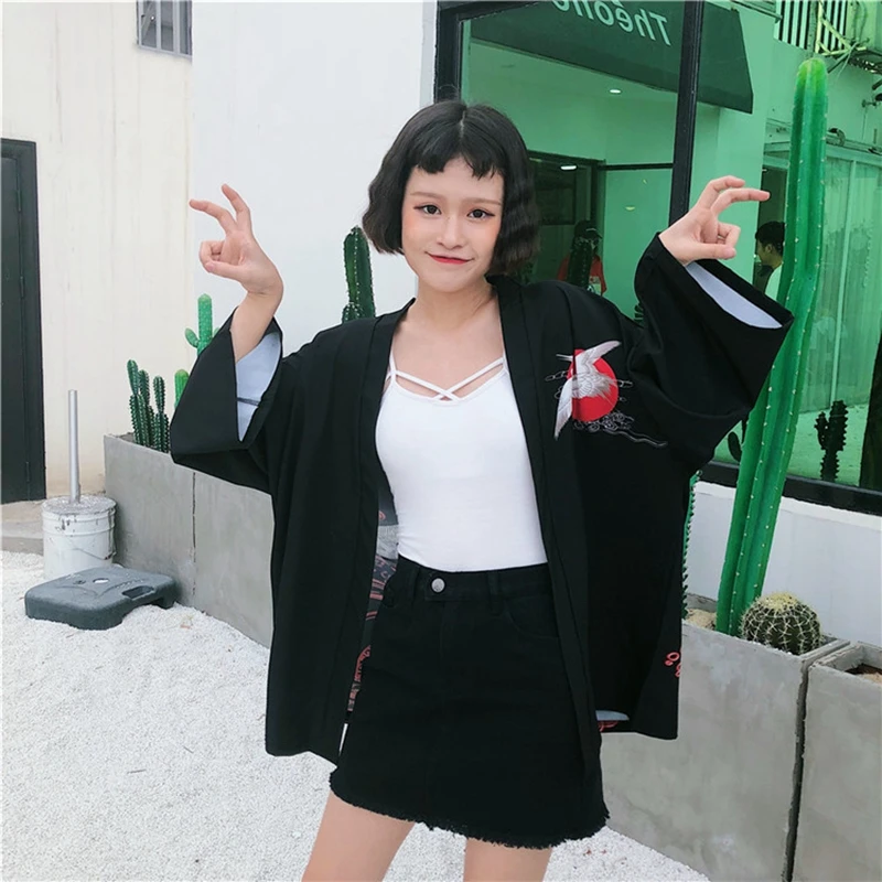 Традиционное японское кимоно Оби выглядит как новая кран спортивные костюмы с