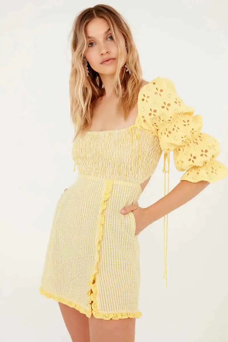 Женское летнее платье с вырезом желтое Бохо квадратным и вырезами на спине