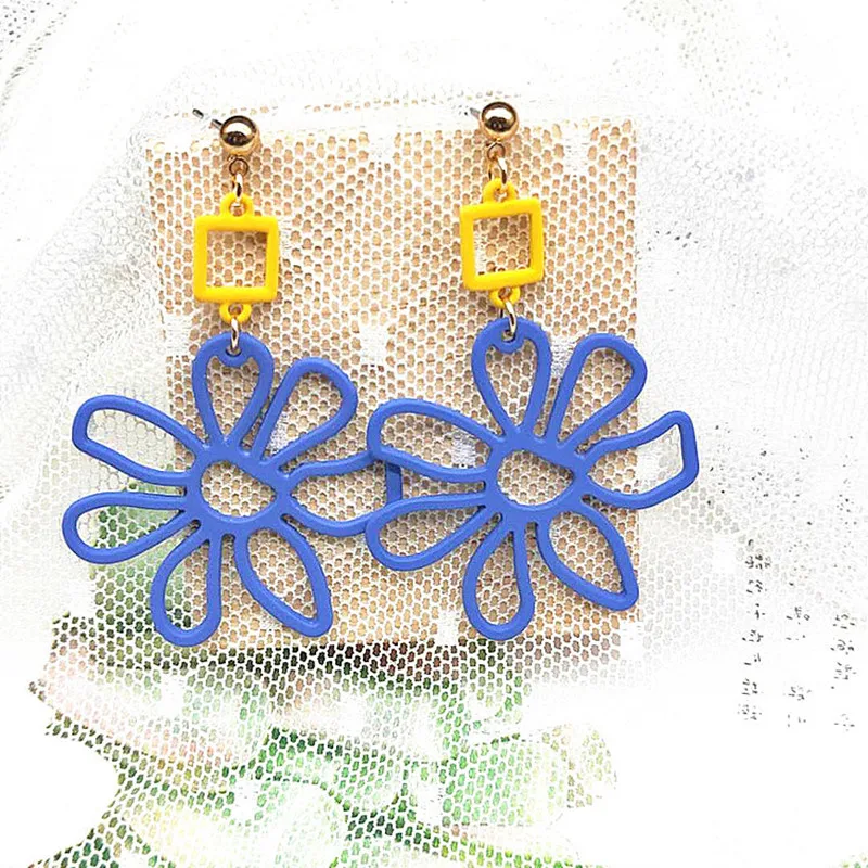 

Trendy vacation series ins wind flower contrast earrings female Korean personality exaggerated geometric temperament earrings