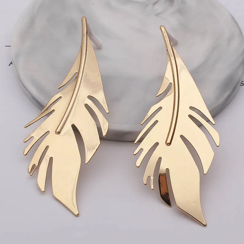 Женские длинные серьги-гвоздики с большими листьями и перьями | Украшения