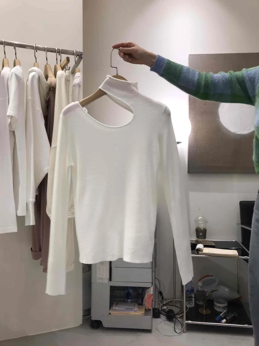 

Korea dongdamen 2021 autumn new fashion versatile solid color leaky shoulder hanging neck elastic knitted bottomed Shirt Top