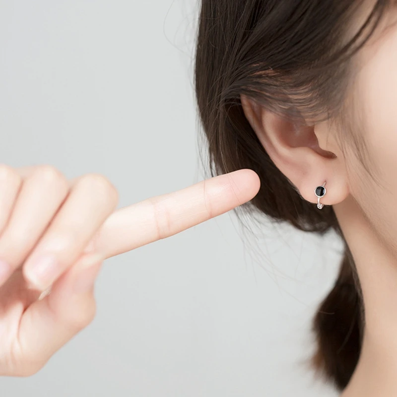 

Simple Black Ear Buckle Circle / Heart Earrings Copper And Platinum Plated Diameter About 1cm Female Fashion Jewelry Gift New