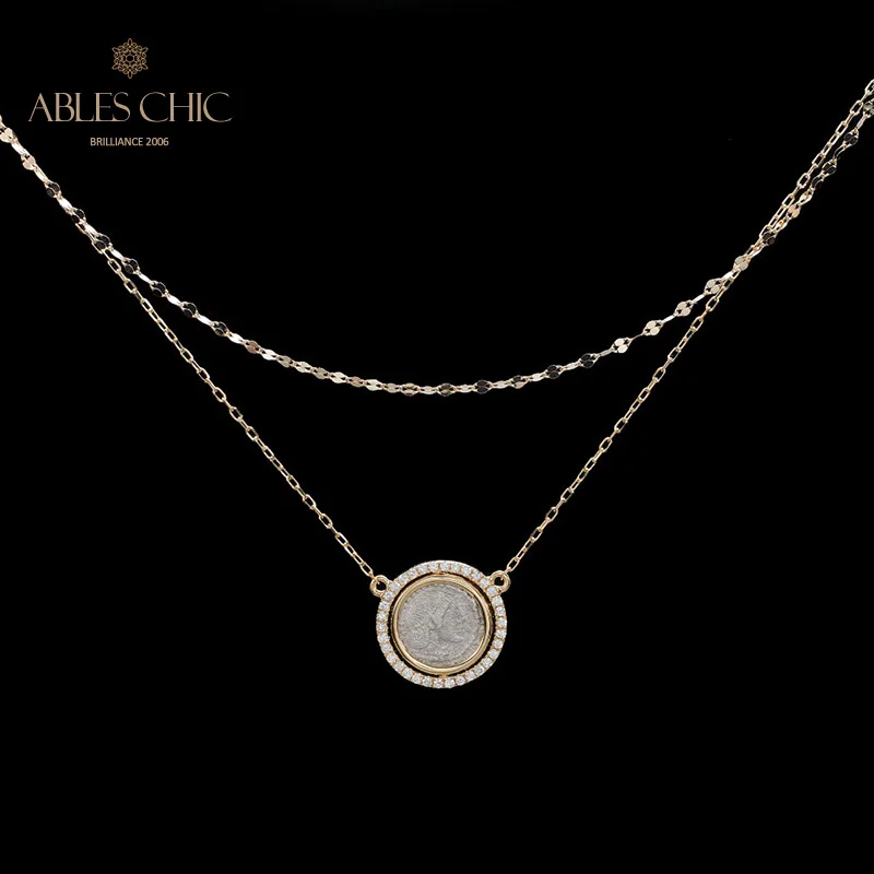 Подвеска-медальон двусторонняя из 18-каратного золота с натуральными