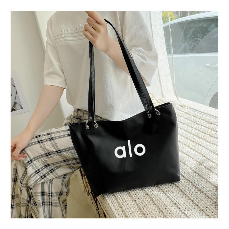 

Alo Yoga Women's One-shoulder Soft Leather Bag Outdoor Portable Large-capacity Bag Portable Sports Bag Fitness Training Bag New