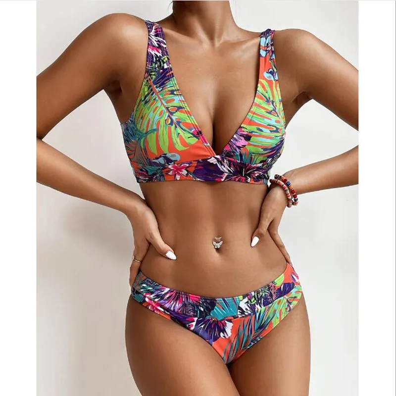 

Купальник-бикини с эффектом пуш-ап и разрезом