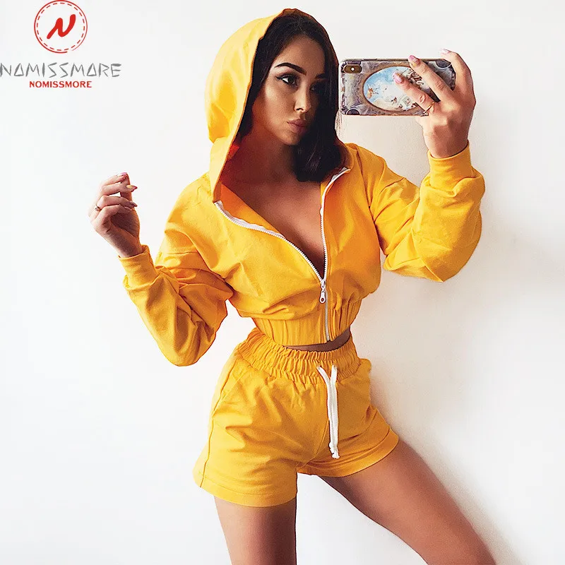 

Женский спортивный комплект из 2 предметов, с капюшоном, на молнии, с карманами, с круглым вырезом, с длинными рукавами, однотонный короткий т...