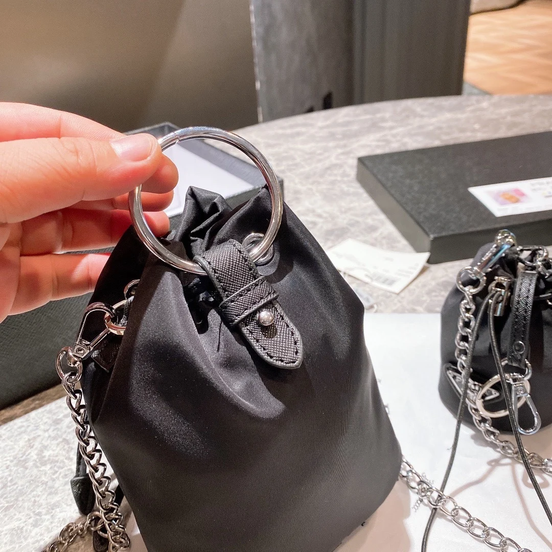 

2021 Queenie Luxury Designer Ladies Nylon Waterproof Bucket Bag Shoulder Bag Messenger Bag Drawstring Chains Pocket Coin Purse