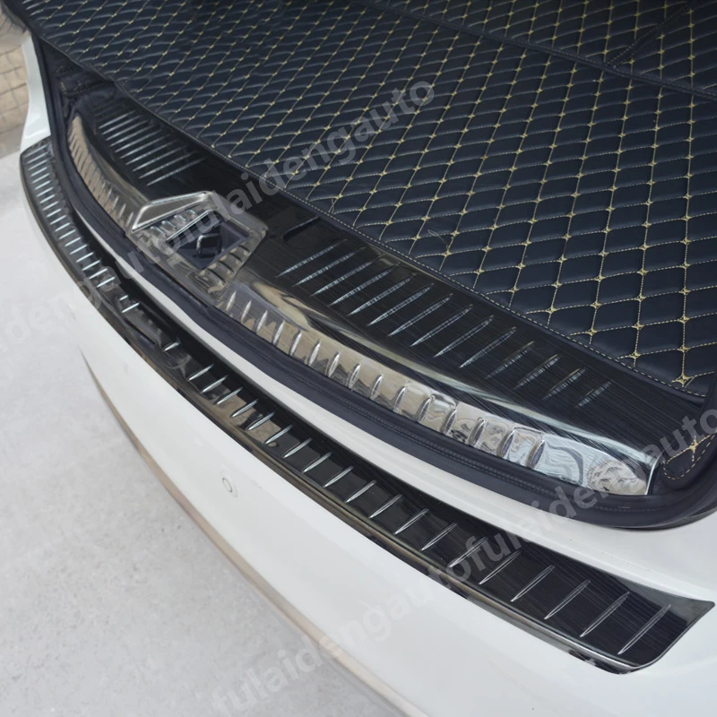 Защитная накладка на задний бампер из титана серебристого/черного цвета |