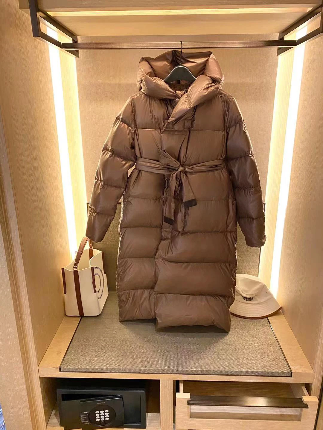 Новинка зимняя женская куртка утепленное пальто с капюшоном на белом утином пуху