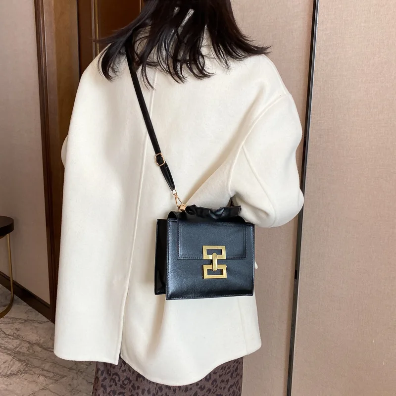 

Трендовая сумка через плечо из искусственной кожи, новая простая Женская сумочка в стиле ретро, модная маленькая квадратная сумка на цепочк...