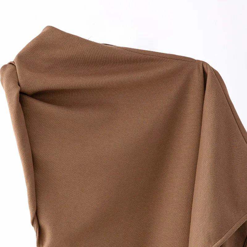 

[DEAT] Women Coffee Asymmetrical Folds Crimping T-shirt New Slash Neck Short Sleeve Loose Fashion Tide Summer 2021 7D1959
