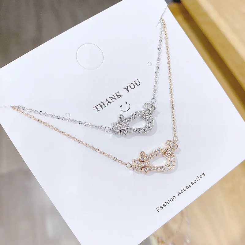 Модное ожерелье в форме подковы с бриллиантовой подвеской от известного бренда