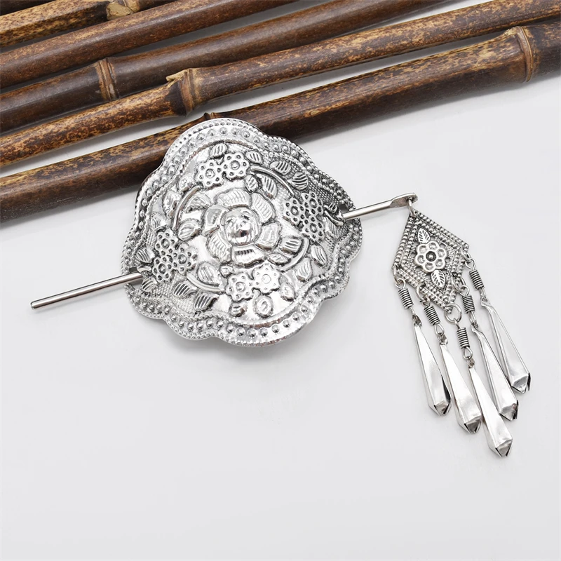 Шпилька для волос с кисточкой и старинными колокольчиками серебристого цвета 1