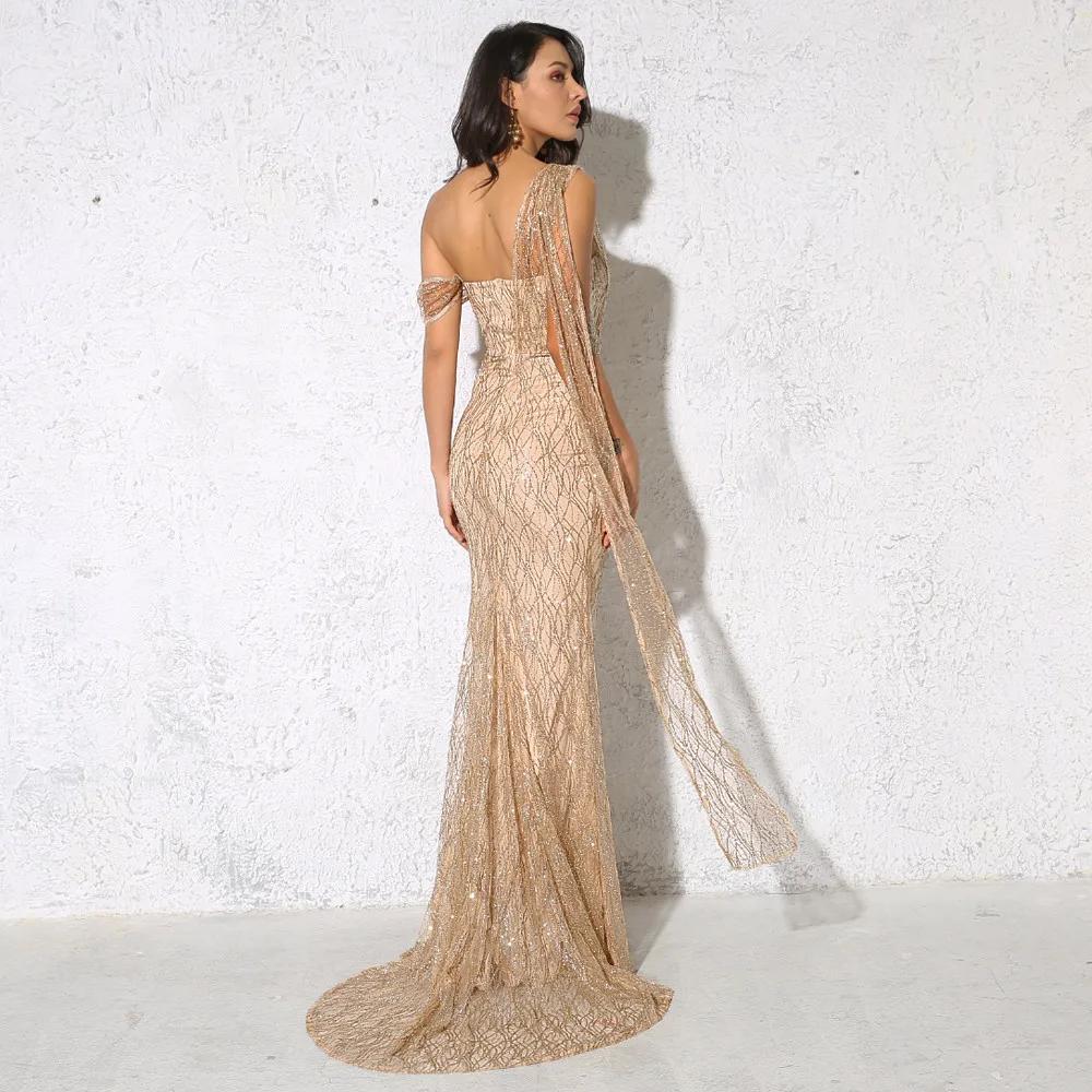 

Блестящее платье на одно плечо с открытой спиной с открытыми плечами и шлейфом, блестящее платье с золотым разрезом и открытой спиной, сексу...