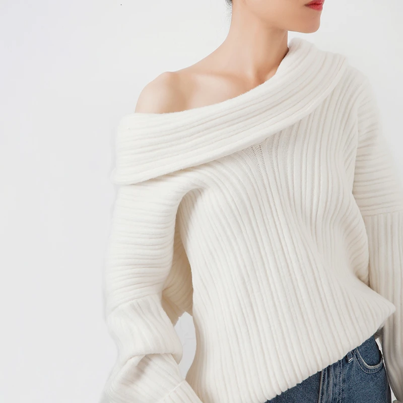 Женский свитер на шнуровке белый одно плечо с косым воротником и длинным рукавом