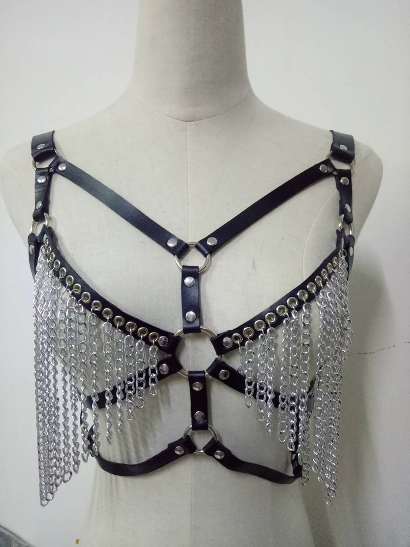 Женский бюстгальтер с металлическими цепочками и кисточками открытый из