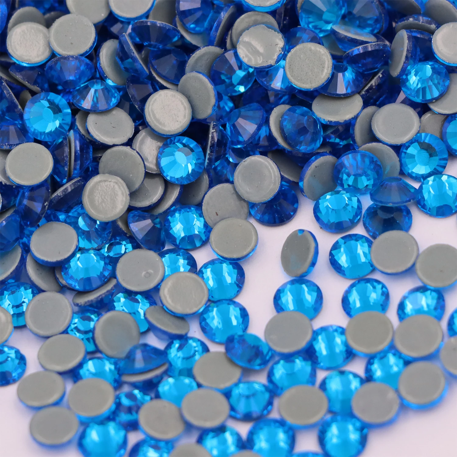 Капри с голубыми искусственными камнями горячей фиксации плоским основанием для