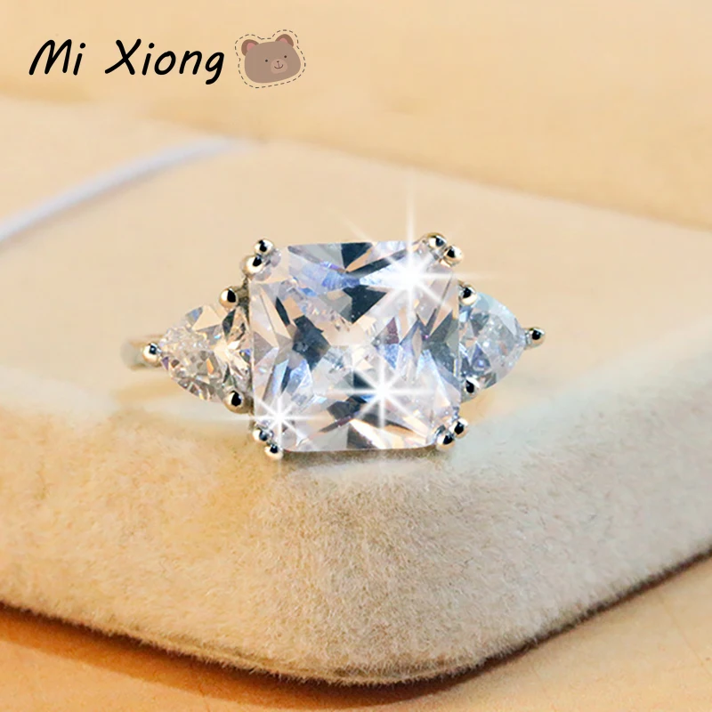 

Женское кольцо из серебра 925 пробы с кристаллами