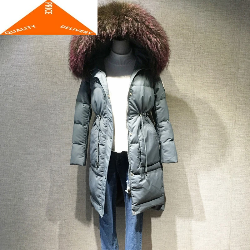

Зимняя женская одежда с капюшоном из меха енота 2020 Корейская Толстая куртка на утином пуху длинное теплое пальто зимнее LW9595