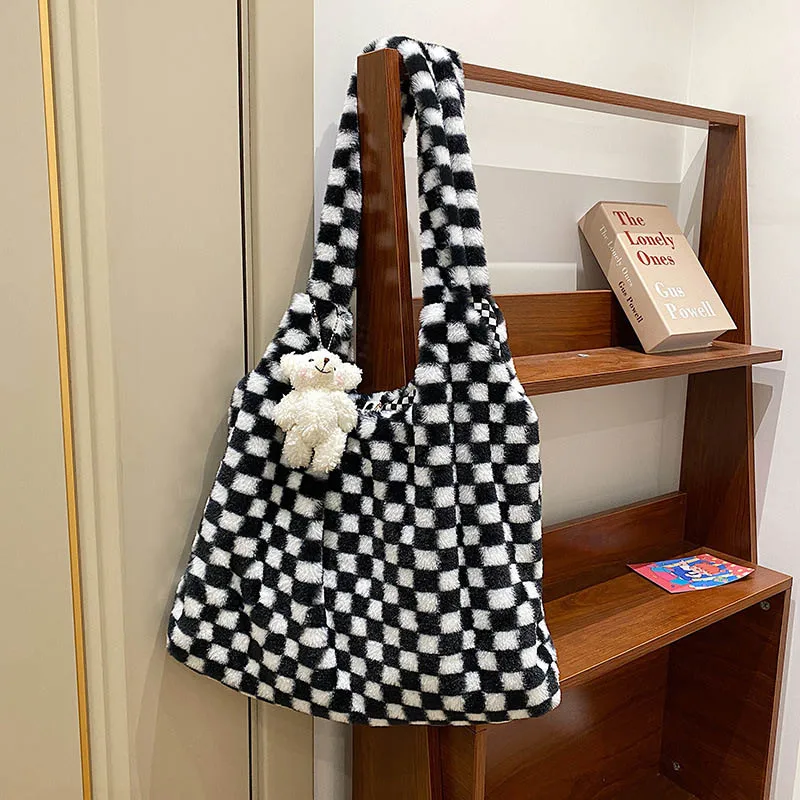 

Large Capacity Lady Tote Bags With Pendant 2021 Winter New Fashion Lattice Shoulder Bags For Women Casual Travel Handbags Female