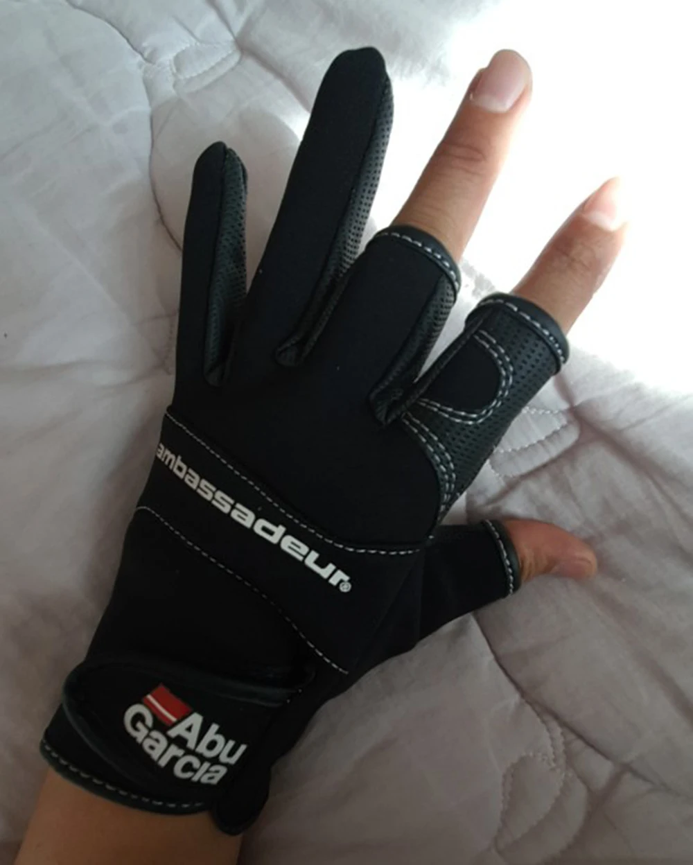 ABU Garcia Fishing Gloves For Men Three Fingers Cut Lure Fishing Gloves Waterproof Non-slip Outdoor Sports Leather Sports Pesca