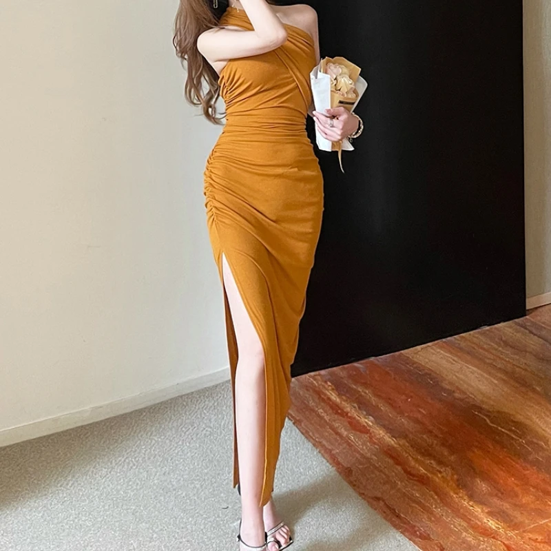 Элегантное женское платье с одним открытым плечом однотонное сексуальное