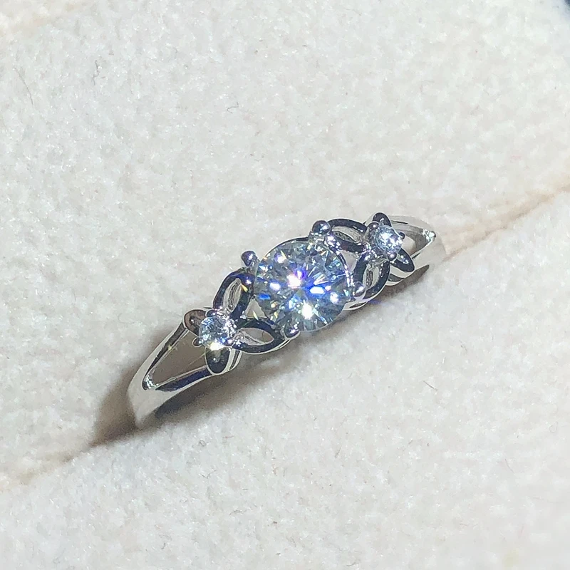 Продукт Продвижение Moissanite 0.5ct твердость 9,3, алмазные заменители, могут быть протестированы инструментами. Популярные ювелирные изделия