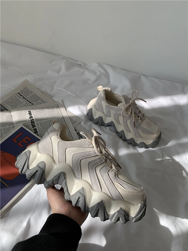 

Retro fashion simple thick bottom mesh breathable and comfortable 2021 spring and autumn new ladies casual sneakers trend.