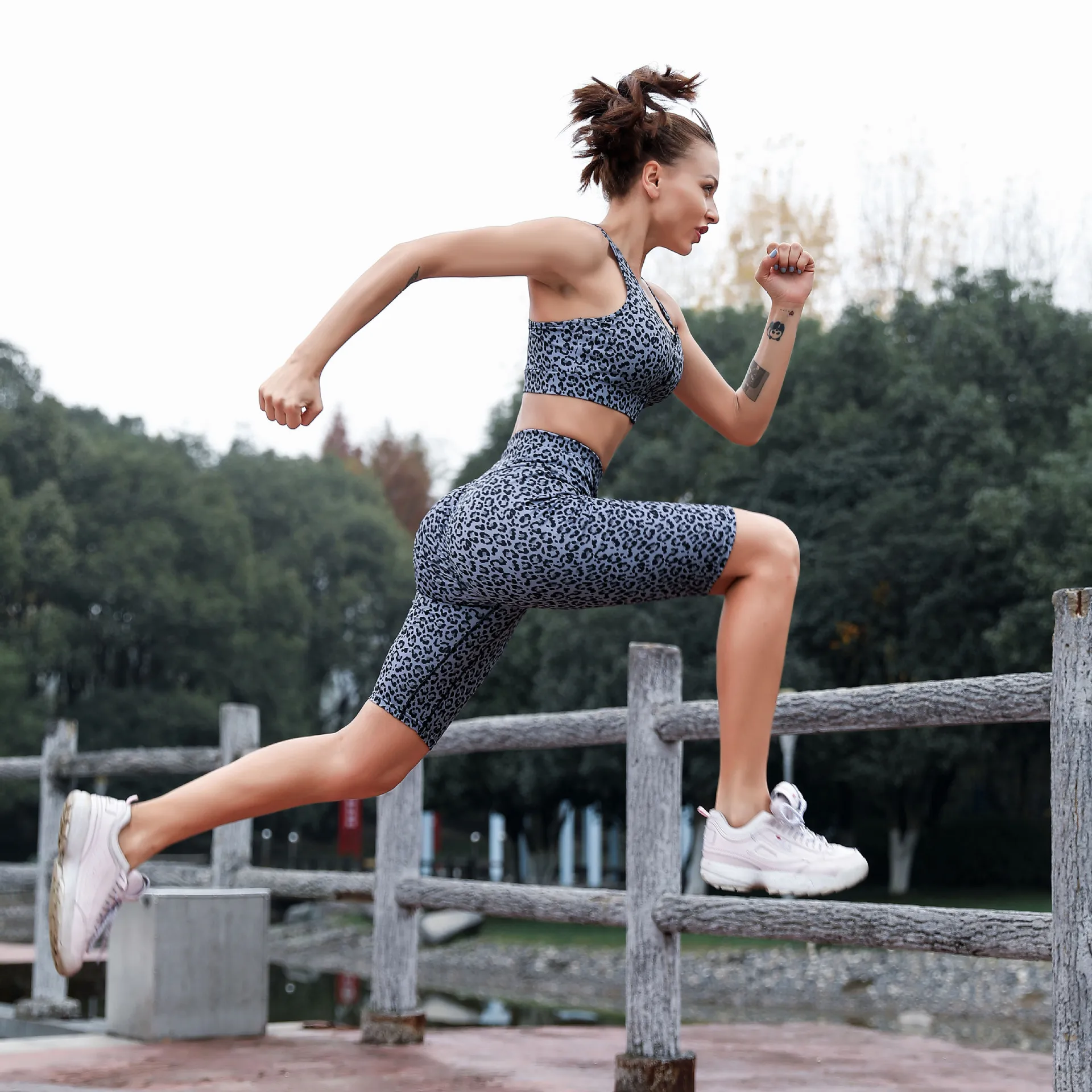 Новинка штаны для йоги с леопардовым принтом облегающие бедра женские