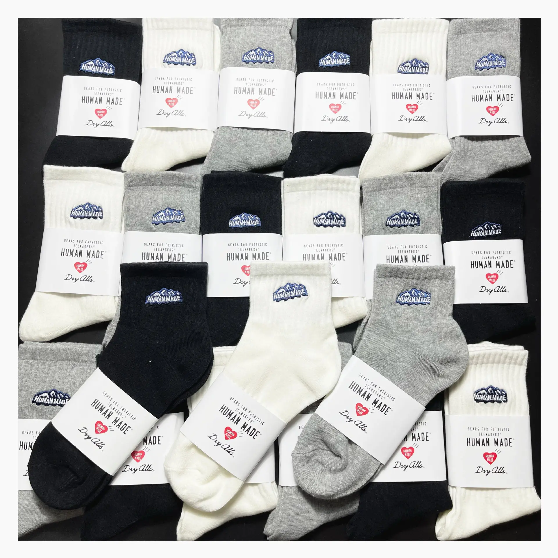 

Japanese version of the tide brand embroidered cotton in the tube mountain socks ins street sports black and white socks