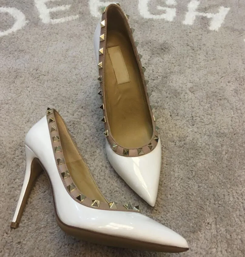 White patent leather Женская обувь; туфли-лодочки с заклепками; свадебные туфли; женские босоножки на высоком каблуке; пикантные свадебные туфли на высоком каблуке с ремешком на щиколотке и заклепками - Цвет: White patent leather