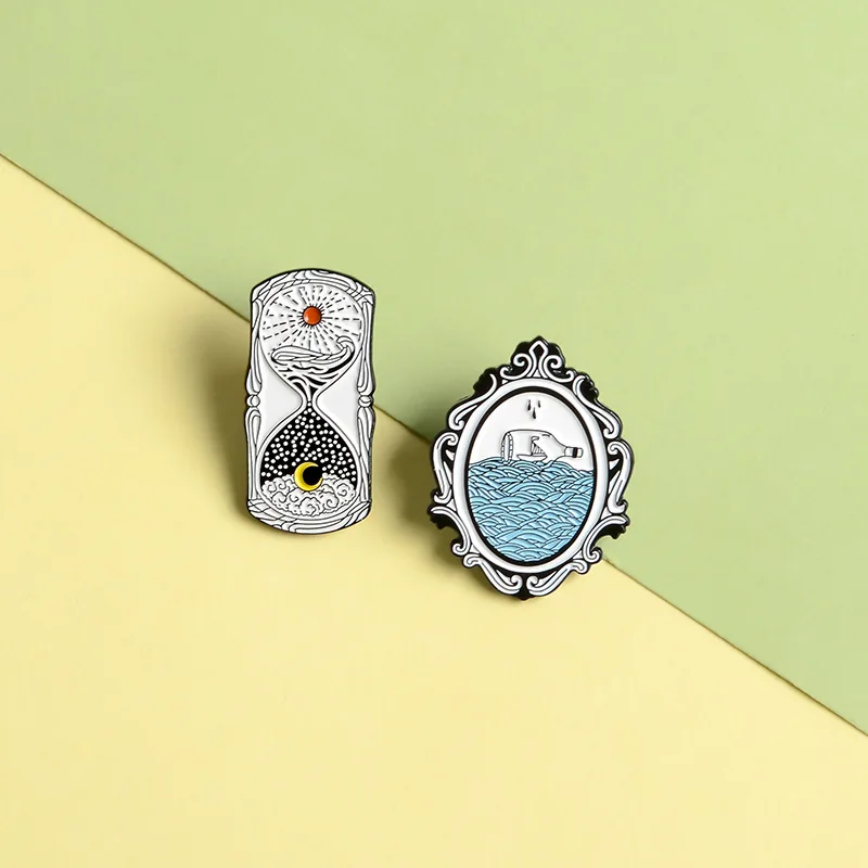 Креативная эмалированная брошь в виде зеркала с изображением мультяшной бутылки