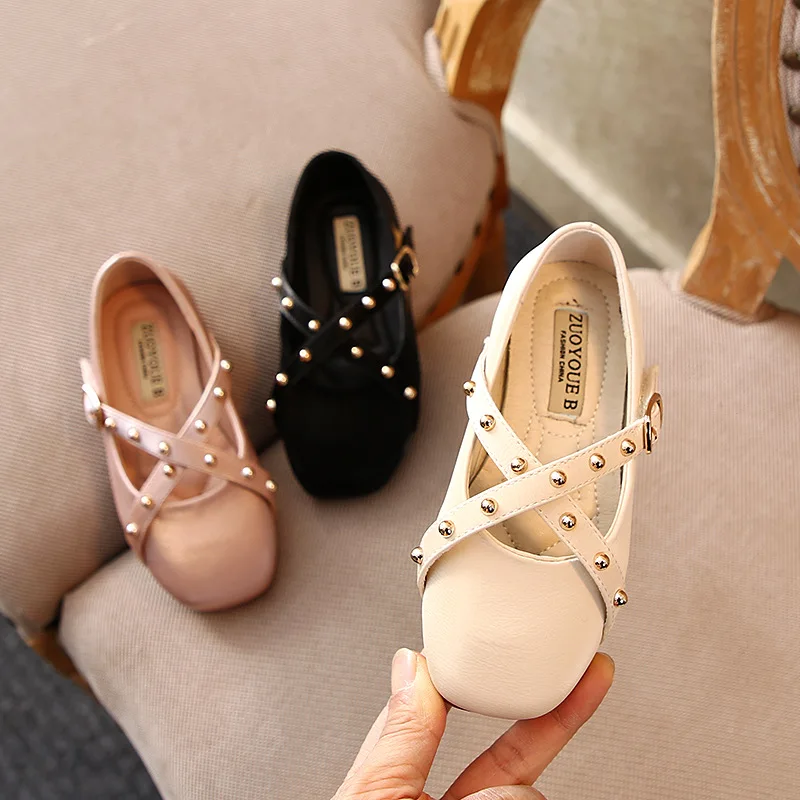 Весенняя детская обувь принцессы Обувь на плоской подошве с заклепками для